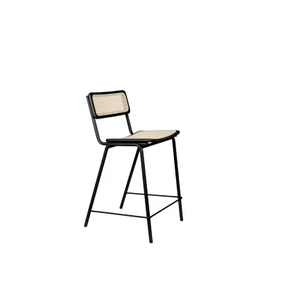 ZUIVER Jort barstol, med ryggstöd och fotstöd - naturlig rotting och svart stål (66,5 cm)