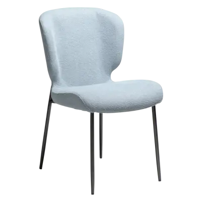 DAN-FORM GLORY Stol Blå dimmig bouclétyg med ben i antik tenn