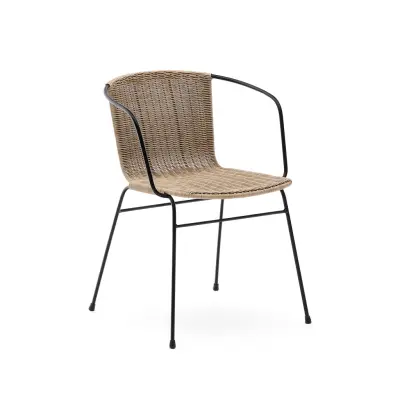 KAVE HOME Eltiera stapelbar stol i konstrotting med svart stålram och armstöd