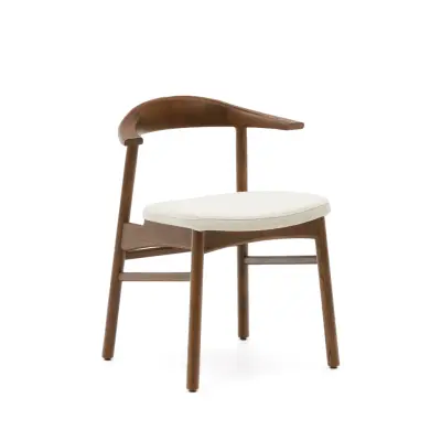 KAVE HOME Timons stolsöverdrag i beige chenille massiv ek valnötsfinish FSC Mix Credit