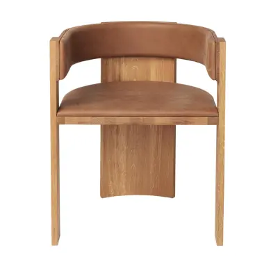 KRISTINA DAM STUDIO Collector Dining Bord Stol, med Armstöd - Naturlig Ek/ Valnöt / Läder