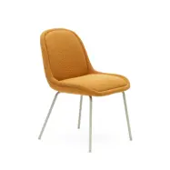 KAVE HOME Aimin stol i senapsfärgad bouclé och stålben med en matt beigemålad finish