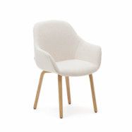 KAVE HOME Aleli stol i vit bouclé med ben i massiv ask och naturlig finish