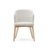 KAVE HOME Darice stol i beige chenille och massivt bokträ i naturlig finish FSC 100%.