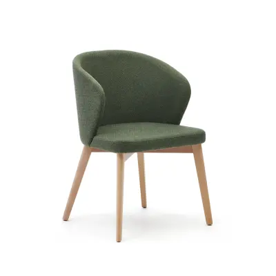 KAVE HOME Darice stol i grön chenille och massivt bokträ i naturlig finish FSC 100%.