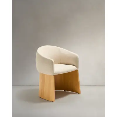 KAVE HOME Bosca matstol, med armstöd - beige chenilletyg och ekfaner