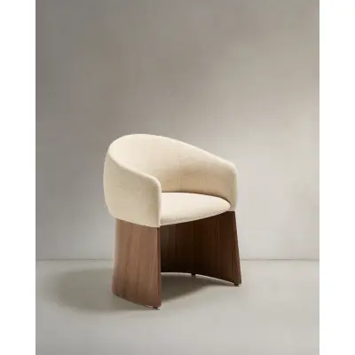KAVE HOME Bosca matstol, med armstöd - beige chenilletyg och valnötsfaner