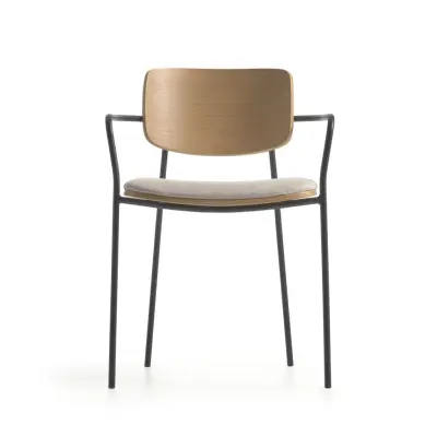 KAVE HOME Maureen Matstol, med Armstöd - Naturlig Ekfanér, Tyg och Svart Metall