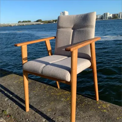 NocNoi Venø Matstol med Armstöd, Tyg och Massiv Ek - Oljad