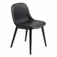 Muuto Fiber Side Chair med träben Black leather-black