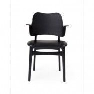 Warm Nordic Gesture stol, klädd sits läder prescott 207 black, svartlackat bokstativ, klädd sits