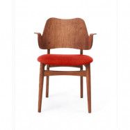 Warm Nordic Gesture stol, klädd sits tyg sunset orange, teakoljat ekstativ