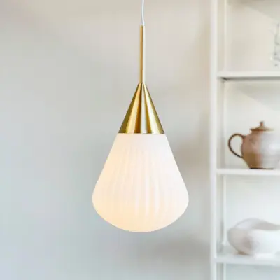 Ballongpendellampa Small Opal/Mässing Dyberg Larsen - Vardagsrum - Design - Glas - Med lampskärm