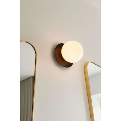 Liila 1 Mediumvägglampa, brons/opal, IP 44, G9 – Nuura Nuura Aps - Badrum - Design - Metall - Klot