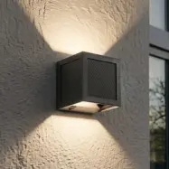 Avvin LED-solcellslampa för vägg, med sensor, 10 x 10 cm, svart, IP65 – PRIOS - Modern - Metall - Vinklad
