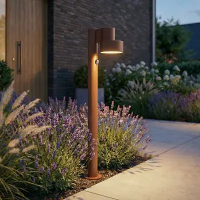 Elune LED-väglampa, brun, med sensor, IP44, 77 cm – Lucande - Modern - Aluminium - Med en ljuskälla