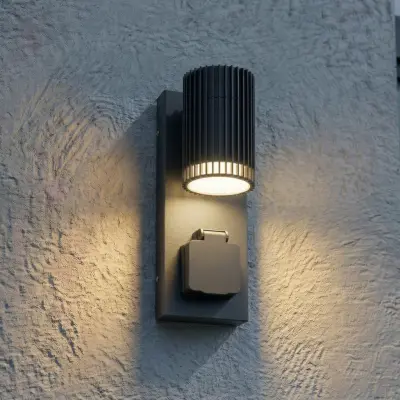 Enerio utomhusvägglampa, IP44, GU10, svart, eluttag, aluminium – Lindby - Modern - Med en ljuskälla