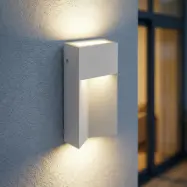 Kaholo LED-utomhusvägglampa, CCT, aluminium, IP44, ljusgrå, kantig – Lucande - Modern - Vinklad