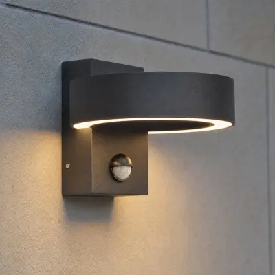 LED-utomhusvägglampa med sensor, svart, CCT, metall, IP65 – Lucande Nirella - Modern - Med en ljuskälla