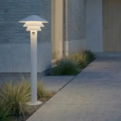 Montaro LED-väglampa, vit, 110 cm, sensor, aluminium, IP54 – Lucande - Modern - Med en ljuskälla
