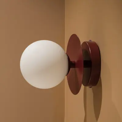 ART DECO vägglampa i vinrött/vitt glas – Globen Lighting - Vardagsrum - Skandinavisk - Med en ljuskälla