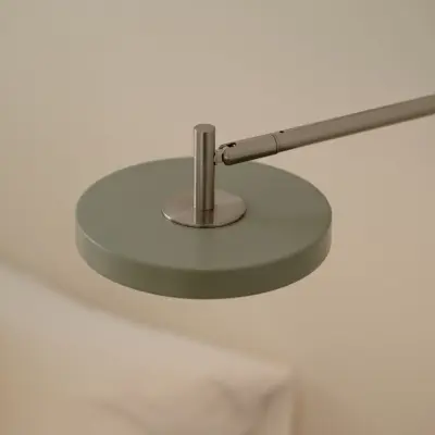 Asteria Long LED-vägglampa, olivgrön, stål, fast anslutning – UMAGE - Vardagsrum - Design - Metall - Med en ljuskälla