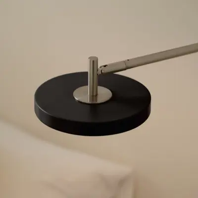 Asteria Long LED-vägglampa, svart, stål, stickkontakt – UMAGE - Vardagsrum - Design - Metall - Med en ljuskälla
