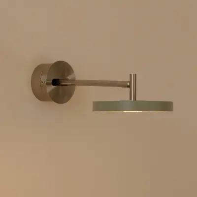 Asteria Short LED-vägglampa, olivgrön, stål, fast anslutning – UMAGE - Vardagsrum - Design - Metall - Med en ljuskälla