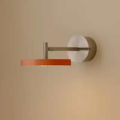 Asteria Short LED-vägglampa, orange, stål, fast anslutning – UMAGE - Vardagsrum - Design - Metall - Med en ljuskälla