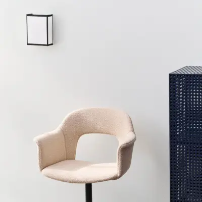 Ava vägglampa, vit/svart, höjd 21 cm, stickkontakt, E14 – HAY - Hall - Design - Plast - Vinklad
