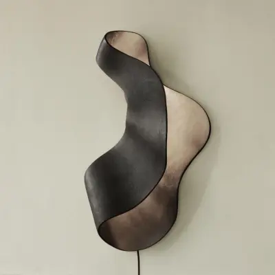 OYSTER LED-vägglampa, svart, 60 cm, med stickkontakt – ferm LIVING - Vardagsrum - Design - Aluminium - Med en ljuskälla