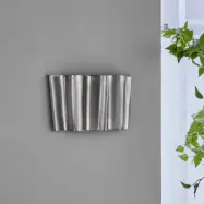 Flola vägglampa, bredd 36 cm, silver, stickkontakt – House Doctor - Hall - Design - Metall - Med en ljuskälla