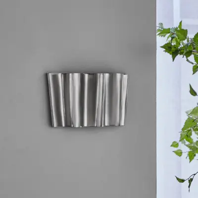 Flola vägglampa, bredd 36 cm, silver, stickkontakt – House Doctor - Hall - Design - Metall - Med en ljuskälla