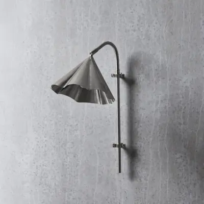 Flola vägglampa, höjd 51 cm, silver, stickkontakt – House Doctor - Hall - Design - Metall - Med en ljuskälla