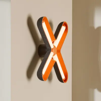 Fuzz LED-vägglampa, orange/svart, 50 cm – LOOM DESIGN - Vardagsrum - Modern - Aluminium - Med en ljuskälla