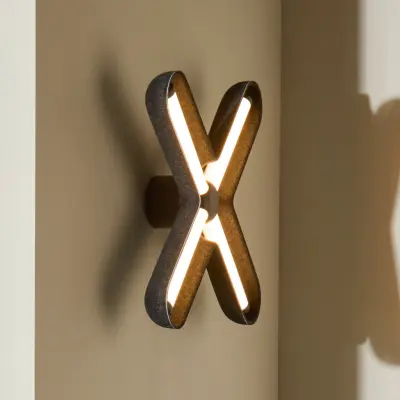 Fuzz LED-vägglampa, svart/svart, 50 cm – LOOM DESIGN - Vardagsrum - Modern - Aluminium - Med en ljuskälla