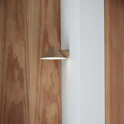 Grasp LED-vägglampa med batteri, sandgrå, bredd 15 cm – FRANDSEN - Hall - Design - Metall - Med en ljuskälla