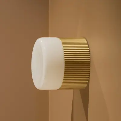 Hubble 12 badrumsvägglampa, Ø 12 cm, mässing – Globen Lighting - Skandinavisk - Metall - Rund