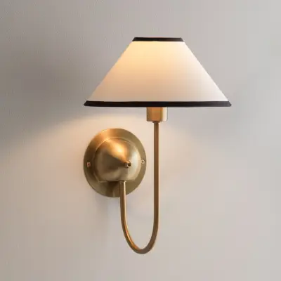IRIS vägglampa, krämfärgad, höjd 32 cm, metall – Globen Lighting - Vardagsrum - Skandinavisk - Tyg / textil - Med lampskärm