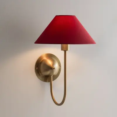 IRIS vägglampa, vinröd, höjd 32 cm, metall – Globen Lighting - Vardagsrum - Skandinavisk - Tyg / textil - Med lampskärm