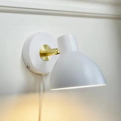 Lilje vägglampa vit/mässing – DybergLarsen Dyberg Larsen - Vardagsrum - Design - Metall - Med lampskärm