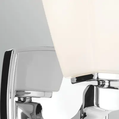 Marant vägglampa krom/opal, höjd 24 cm, IP44, G9-LED – KICHLER - Badrum - Modern - Metall - Vinklad