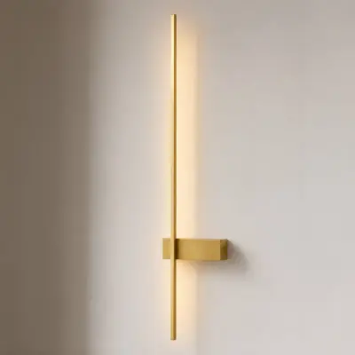 Natsumi LED-vägglampa, 90 cm, aluminium, mässing – Lindby - Vardagsrum - Modern - Vinklad