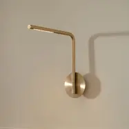 Omni Pivot LED-vägglampa, mässingsfärgad, dimbar – UMAGE - Sovrum - Design - Aluminium - Med en ljuskälla