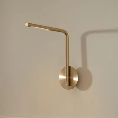 Omni Pivot LED-vägglampa, mässingsfärgad, dimbar – UMAGE - Sovrum - Design - Aluminium - Med en ljuskälla
