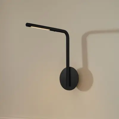 Omni Pivot LED-vägglampa, svart, dimbar – UMAGE - Sovrum - Design - Aluminium - Med en ljuskälla
