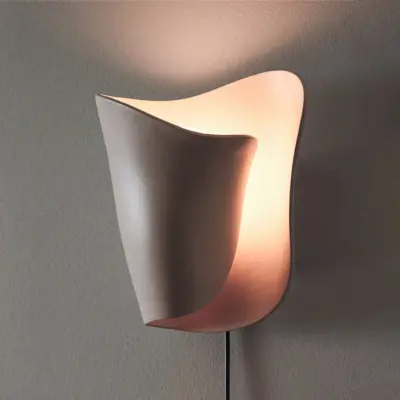OYSTER vägglampa, kashmir, höjd 29 cm, med stickkontakt – ferm LIVING - Vardagsrum - Design - Aluminium - Med en ljuskälla