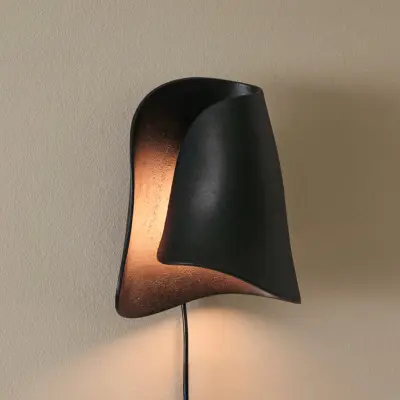 OYSTER vägglampa, svart, höjd 29 cm, med stickkontakt – ferm LIVING - Vardagsrum - Design - Aluminium - Med en ljuskälla