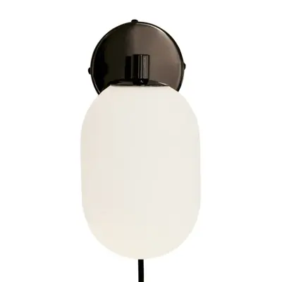Watt&Veke - Noor vägglampa, opal/svart, glas, 18 cm bred –