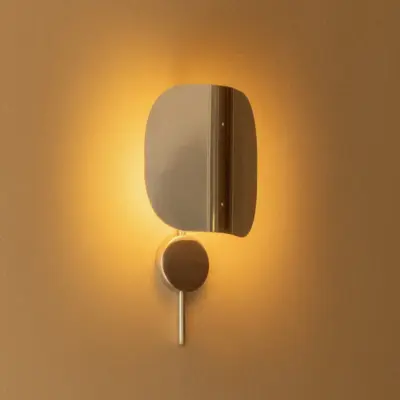 Wing vägglampa, aluminium, 47 cm, stickkontakt, justerbar – Audo Audo Copenhagen - Hall - Design - Med en ljuskälla